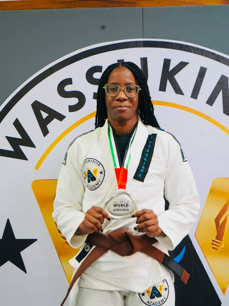 Joselaide Fragoso, instrutora de Jiu-Jitsu, com a medalha do Campeonato do Mundo de Jiu-Jitsu de Abu Dhabi de 2026